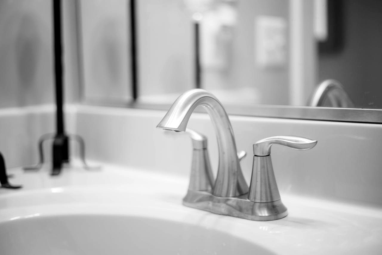 Remplacement de robinetterie de lavabo par un plombier à Lyon